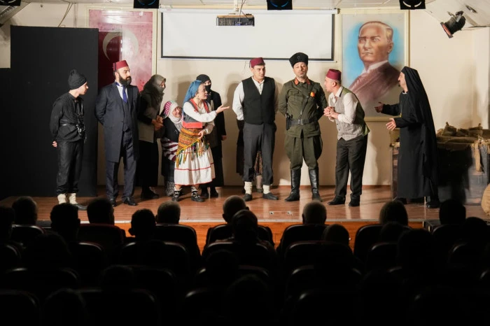 Oflu İzleyicilerden Tarihe Yolculuk Yapan Oyuna Yoğun İlgi