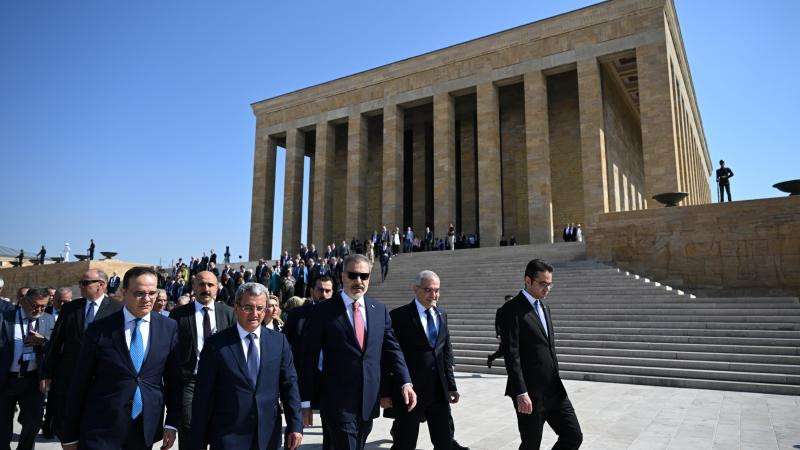 Bakan Fidan Anıtkabir ve Dışişleri Şehitliği'ni ziyaret etti