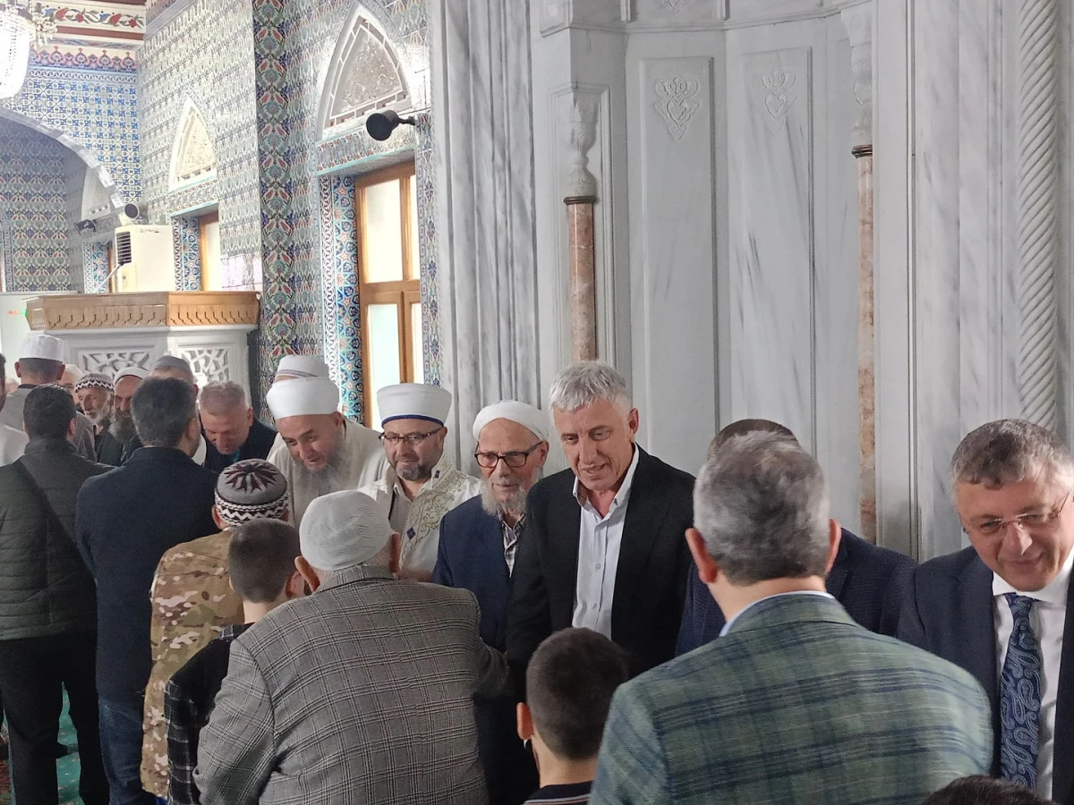 Başkan Sarıalioğlu, Bayram Namazında Hemşehrileriyle Buluştu