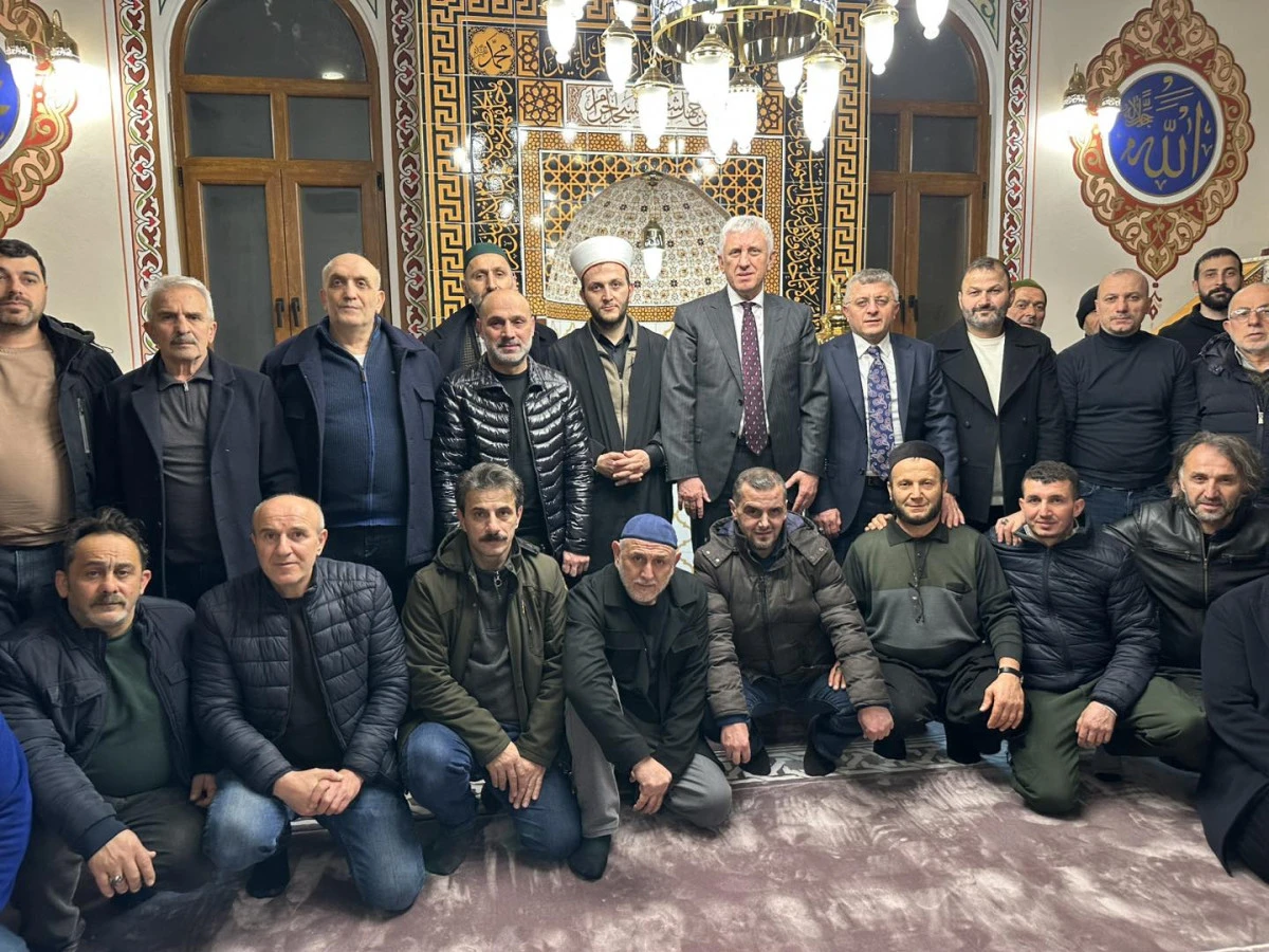 Başkan Sarıalioğlu Doğup B&uuml;y&uuml;d&uuml;ğ&uuml; Mahallede Teravihte