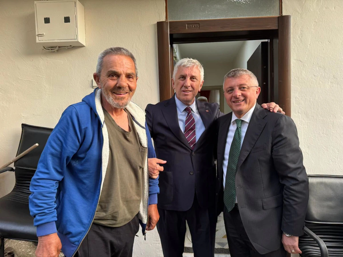 Başkan Sarıalioğlu, Hacdan D&ouml;nen Vatandaşları Evlerinde Ziyaret Etti