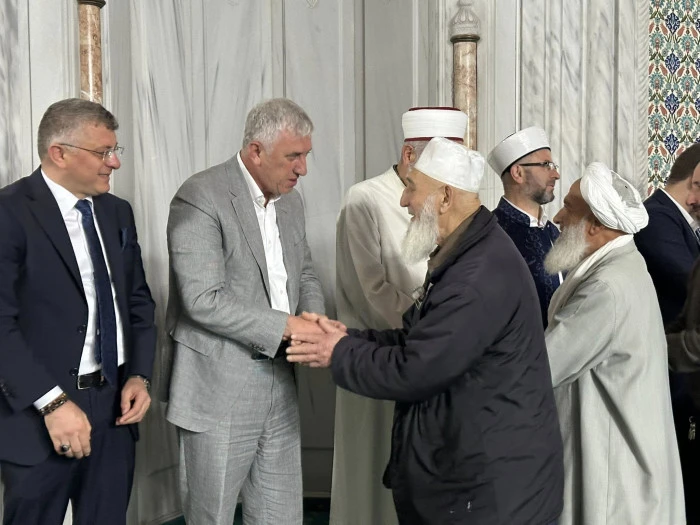 Başkan Sarıalioğlu, Kurban Bayramı Namazı Sonrası Oflularla Bayramlaştı