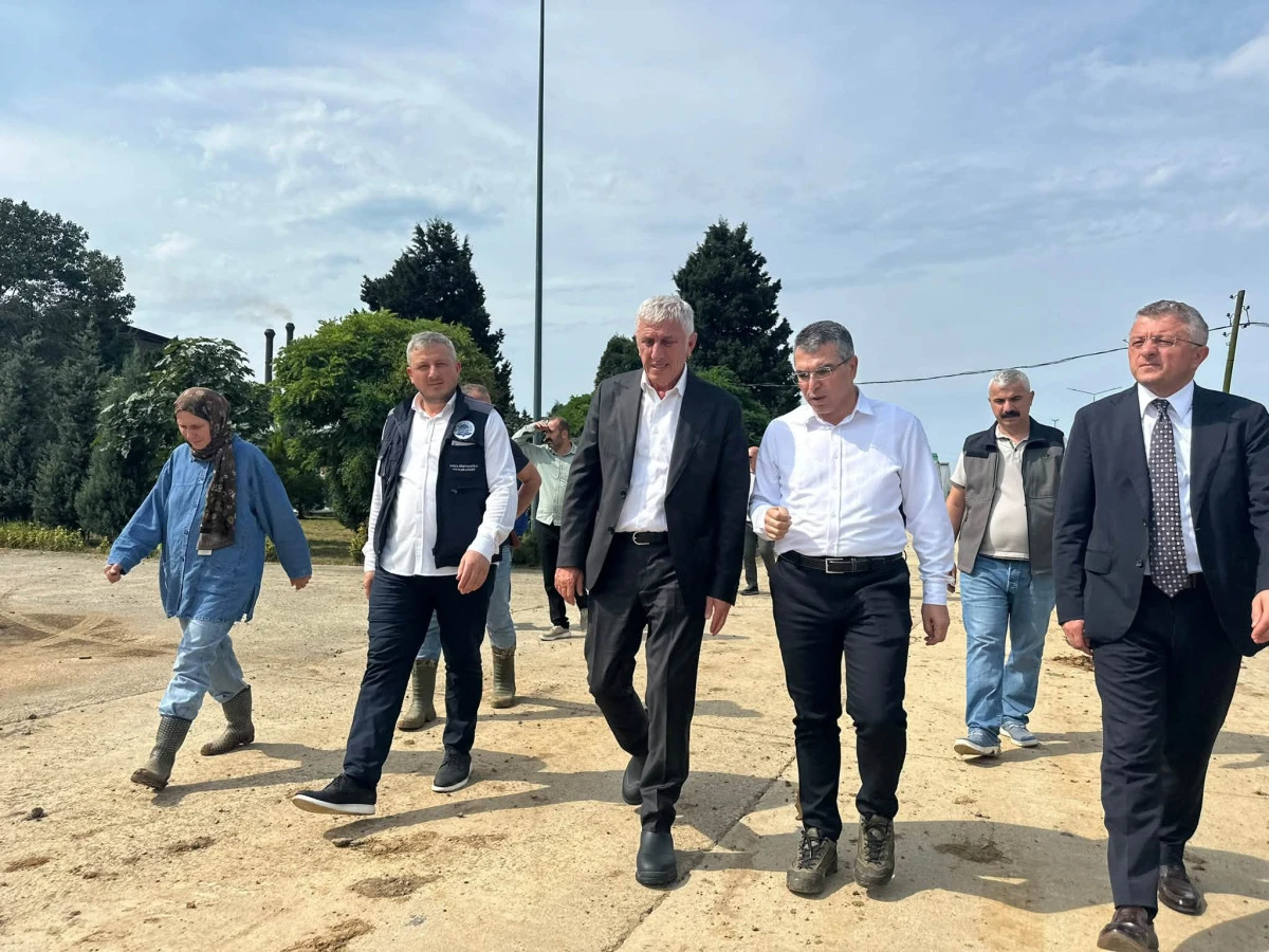 Başkan Sarıalioğlu, Of Belediyesi'nin yağış sonrası &ccedil;alışmalarını yerinde inceledi