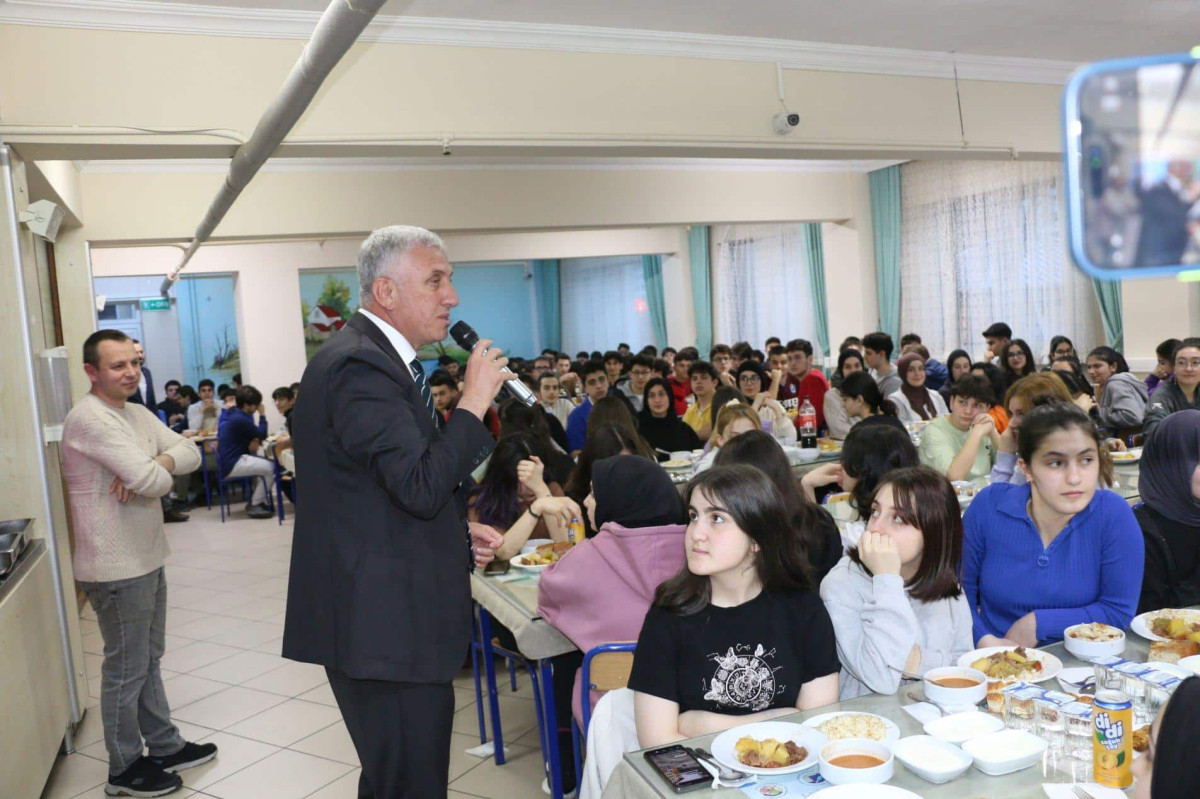 Başkan Sarıalioğlu Of Fen Lisesi öğrencileriyle oruç açtı