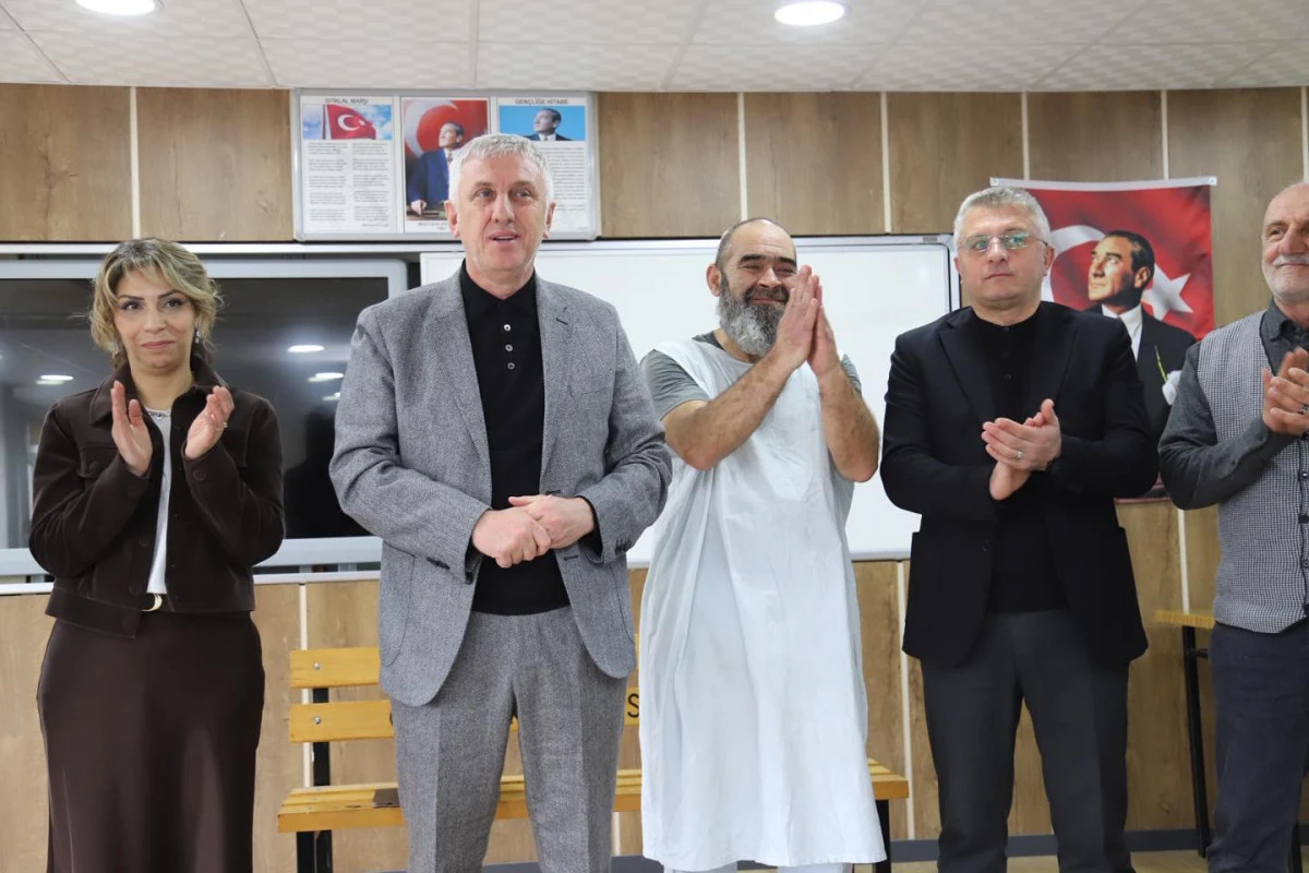 Başkan Sarıalioğlu &Ouml;ğrencilerle Tiyatroda Buluştu