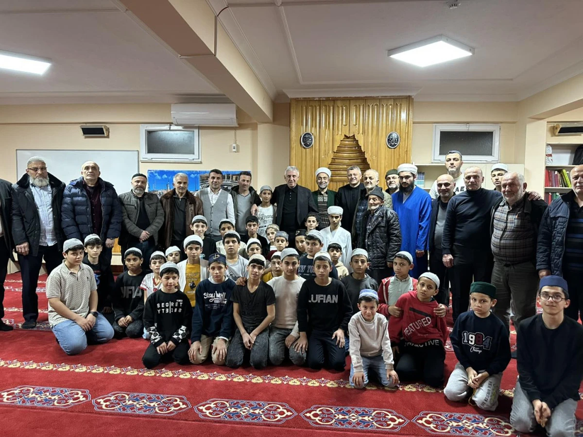 Başkan Sarıalioğlu, Teravih Namazında B&ouml;l&uuml;ml&uuml; Sakinleri ile Buluştu