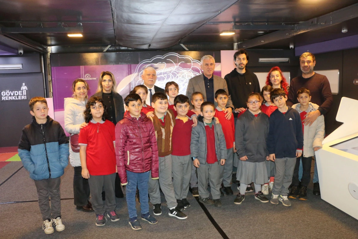 Başkan Sarıalioğlu ve M&uuml;d&uuml;r Kabahasanoğlu Bilim Tırı'nı Ziyaret Etti