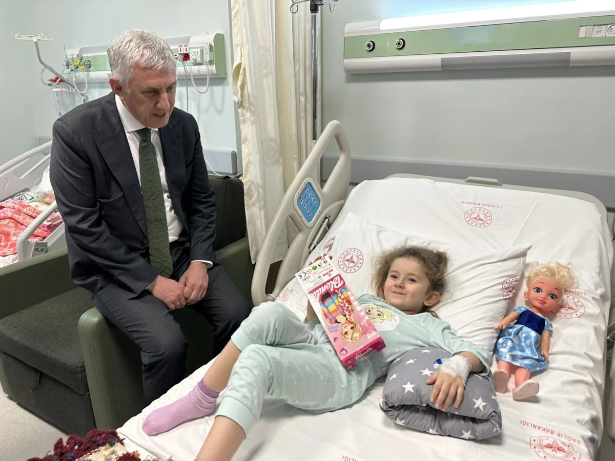 Başkan Sarıalioğlu'ndan Minik Hastalara Moral Ziyareti