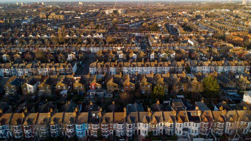 Birleşik Krallık'ta konut fiyatları düşüşünü 4. aya taşıdı