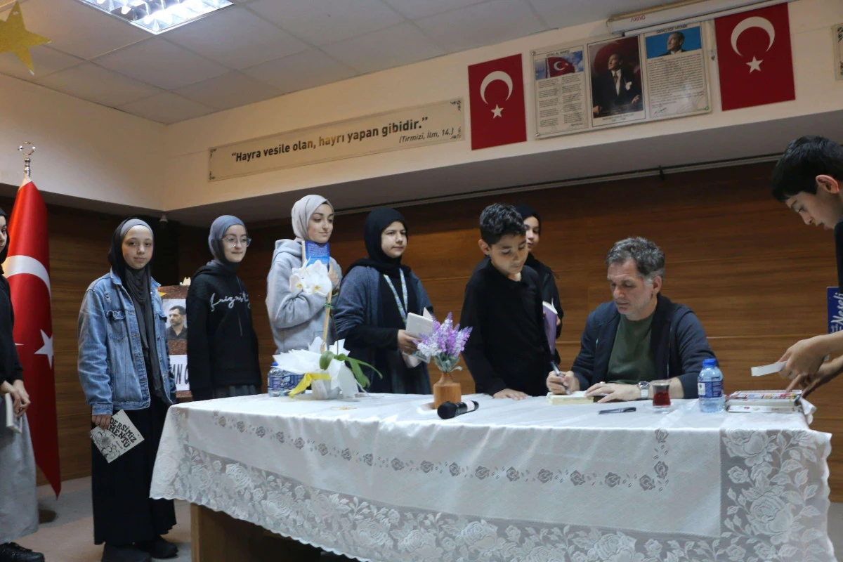 Çocuk Yazarı Özkan Öze Of'ta öğretmen ve öğrencilerle söyleşide bulundu