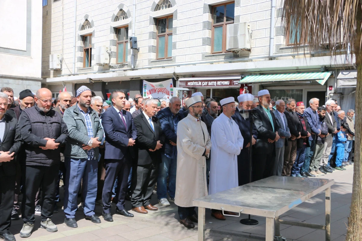 Eğitim Şehitleri İ&ccedil;in Of'ta Tek Y&uuml;rek Oldular