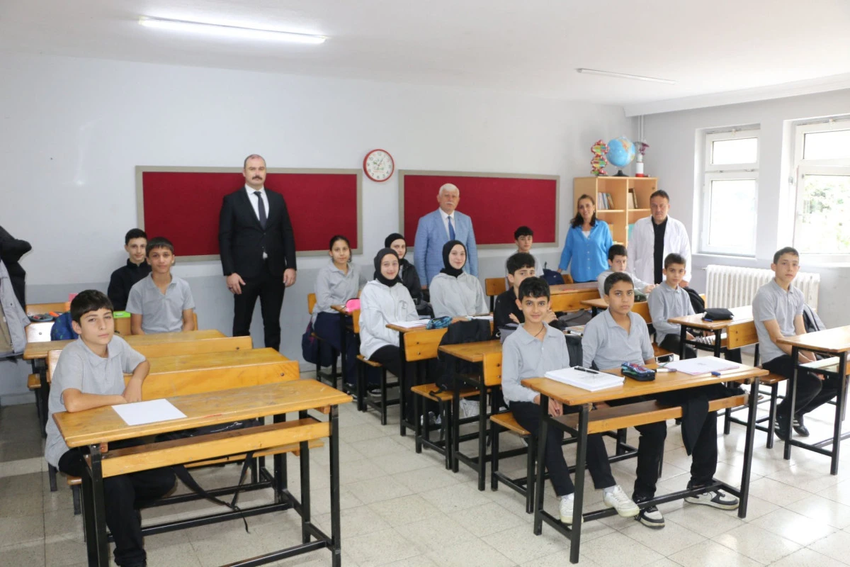 İhsan Karadeniz Ortaokulunda LGS'ye hazırlanan &ouml;ğrencilere moral ziyareti