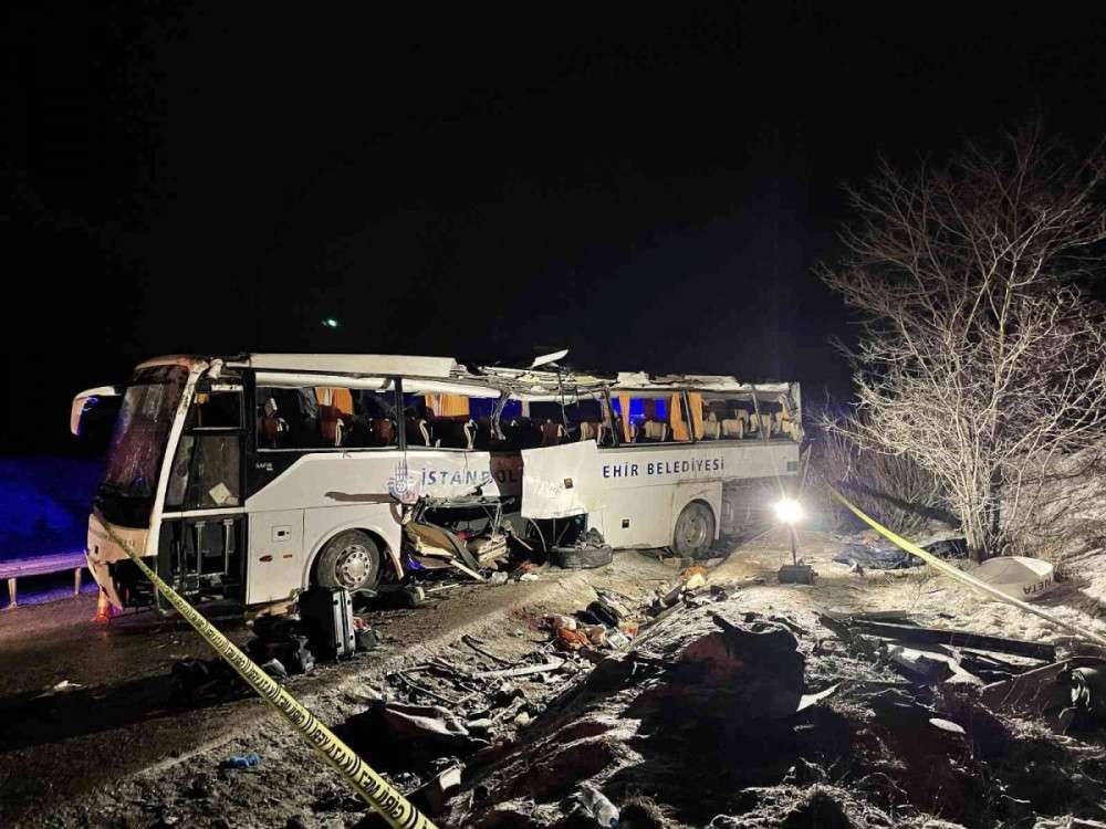 İstanbul'dan Of'a cenaze taşıyan yolcu otobüsü şarampole yuvarlandı