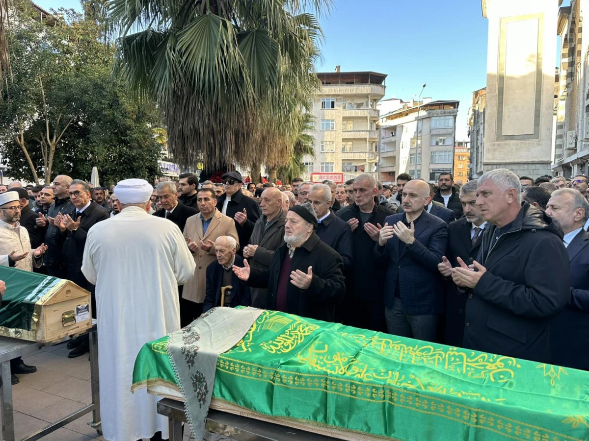 İstanbulspor Başkanı Ecmel Faik Sarıalioğlu'nun Annesi Of'ta Son Yolculuğuna Uğurlandı