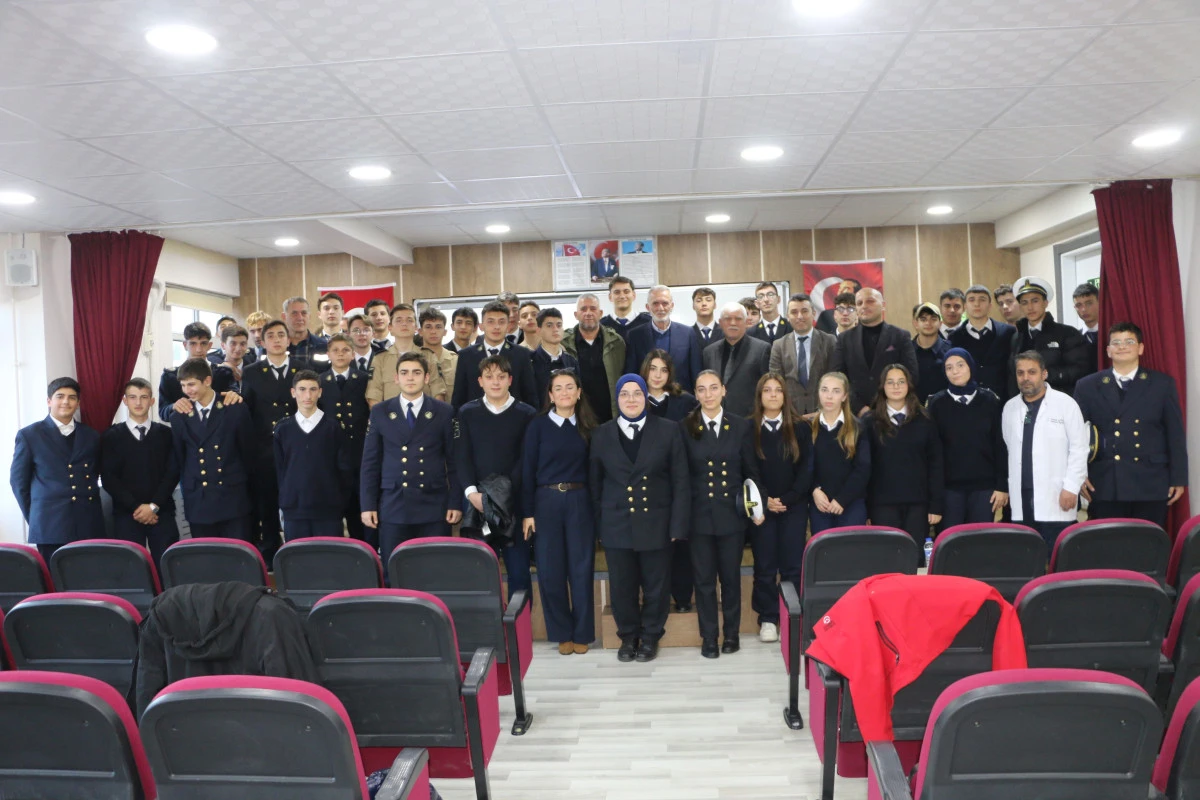 Kaptan &Ccedil;akır denizcilik &ouml;ğrencilerine tecr&uuml;belerini paylaştı