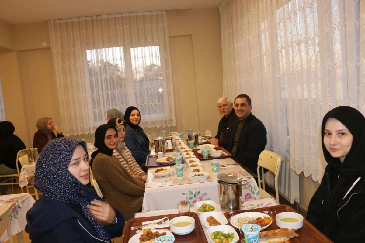 Kaymakam Ak&ccedil;a İmam Hatipli &ouml;ğrencilerle oru&ccedil; a&ccedil;tı