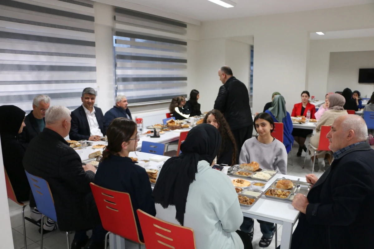 Müdür Çiftçi Of Taşhan Sağlık Lisesi öğrencileriyle buluştu