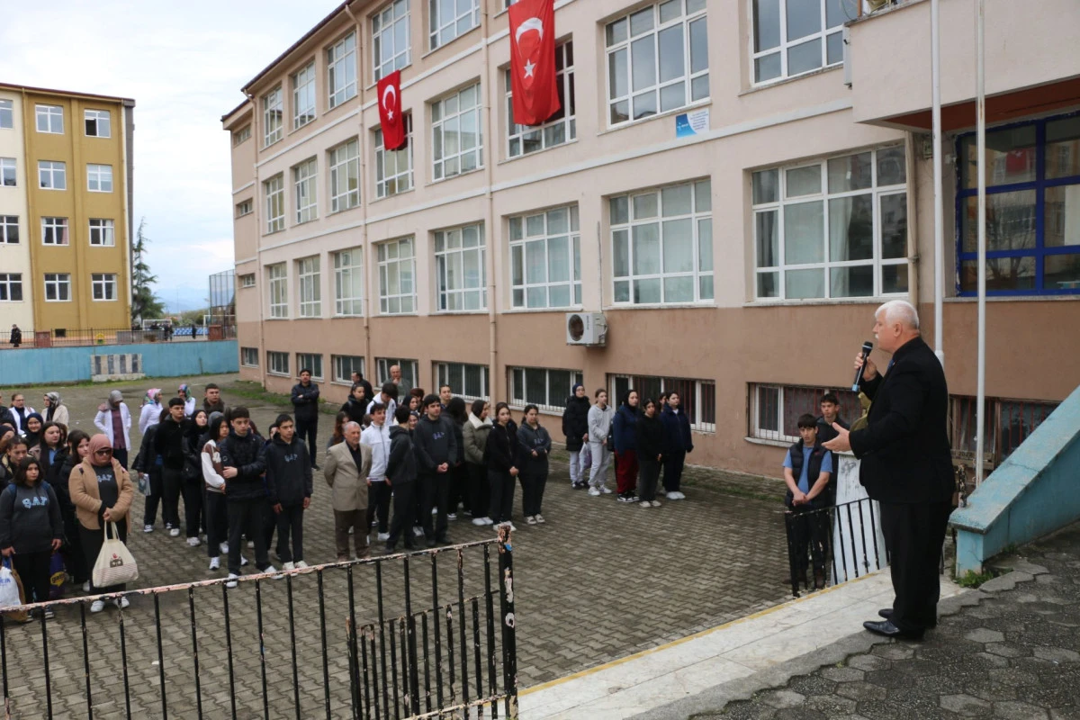 M&uuml;d&uuml;r Kabahasanoğlu İstiklal Marşı t&ouml;reninde &ouml;ğrencilere seslendi