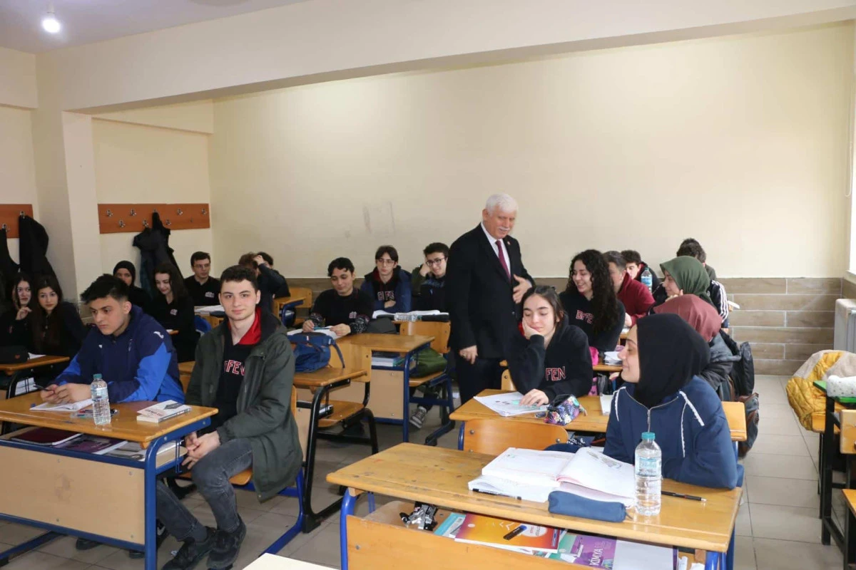 M&uuml;d&uuml;r Kabahasanoğlu&rsquo;ndan Of Fen Lisesi&rsquo;ne motivasyon ziyareti