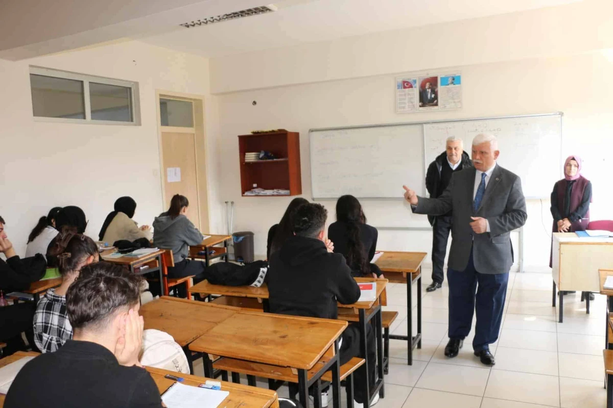 M&uuml;d&uuml;r Kabahasanoğlu&rsquo;ndan Of Şehit Necmi &Ccedil;akır Anadolu Lisesi &ouml;ğrencilerine ziyaret