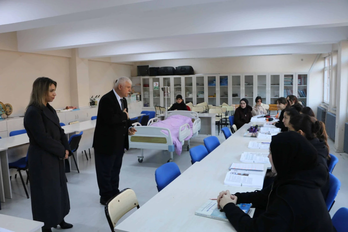 M&uuml;d&uuml;r Kabahasanoğlu'ndan Sağlık Meslek Lisesi&rsquo;ne ziyaret
