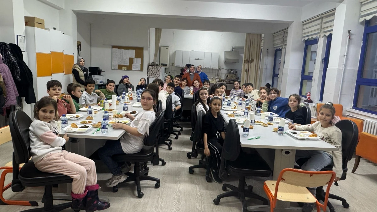 Of 28 Şubat İlkokulu 4/C öğrencileri okullarında iftar açtı