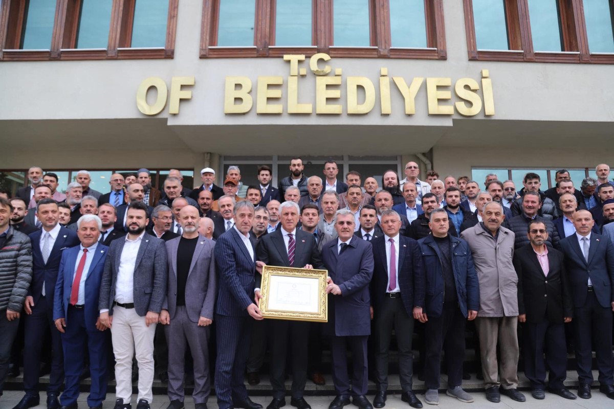 Of Belediye Başkanı Salim Salih Sarıalioğlu mazbatasını aldı