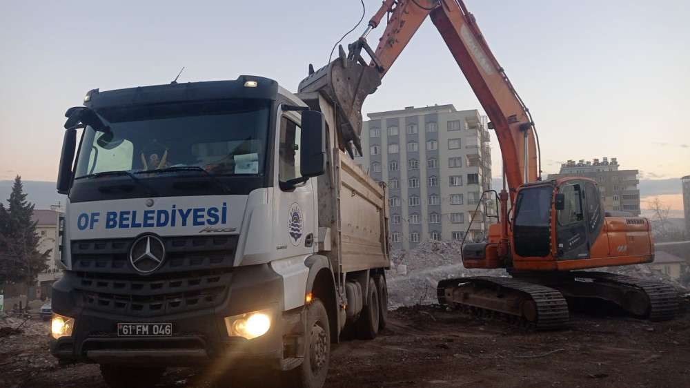 Of Belediyesi 19 personel ve iş makineleriyle deprem bölgesinde