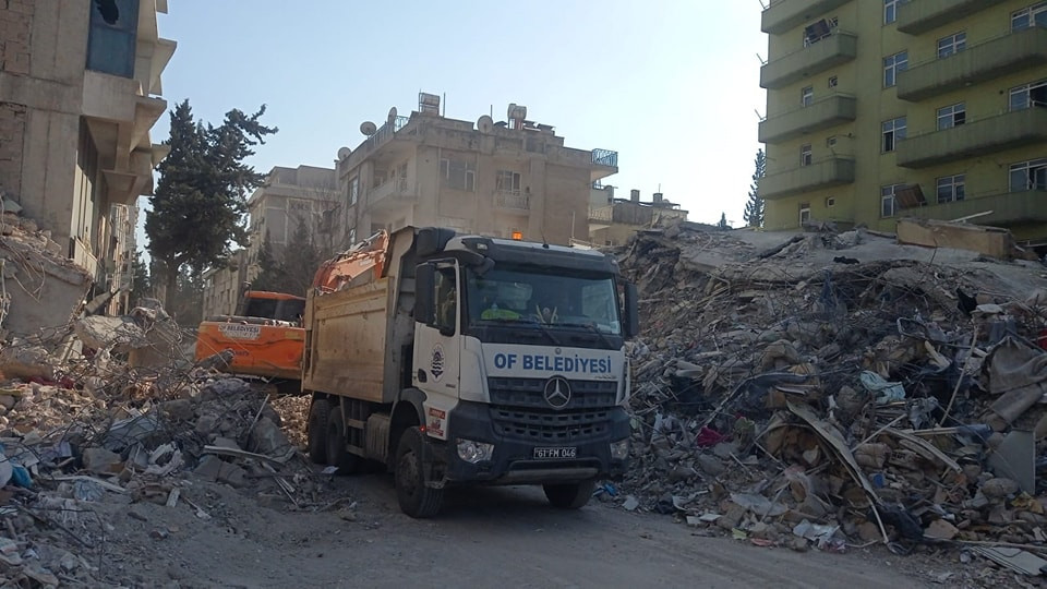 Of Belediyesi iş makinesi ve ekipleri deprem bölgesinde