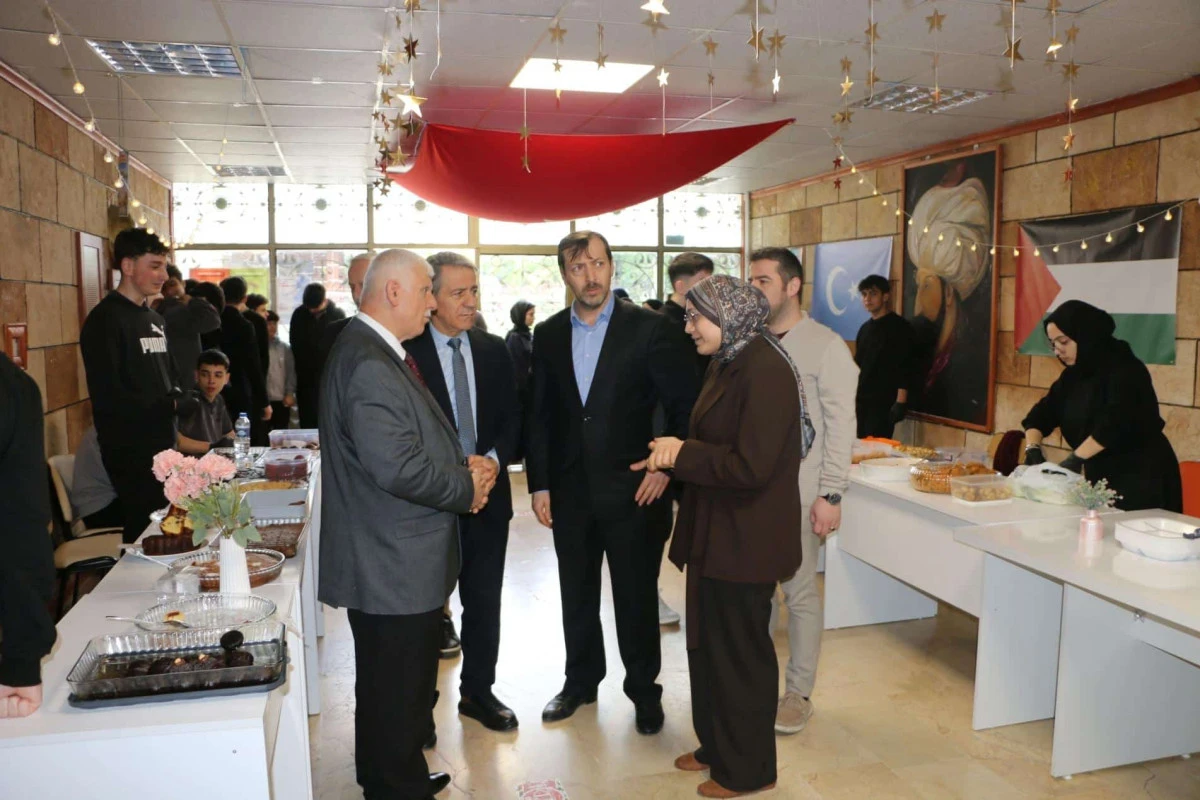 Of İmam Hatip Lisesi'nde Kardeş Okul yararına Dayanışma Kermesi etkinliği d&uuml;zenlendi