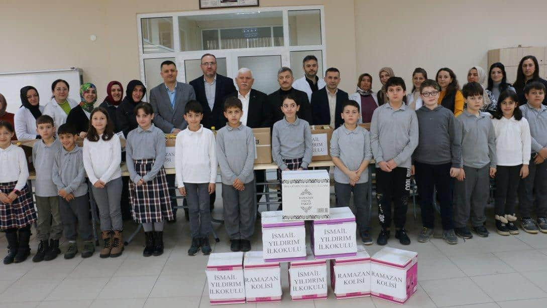Of İsmail Yıldırım İlkokulu'ndan muhtaç ailelere 100 ramazan kolisi