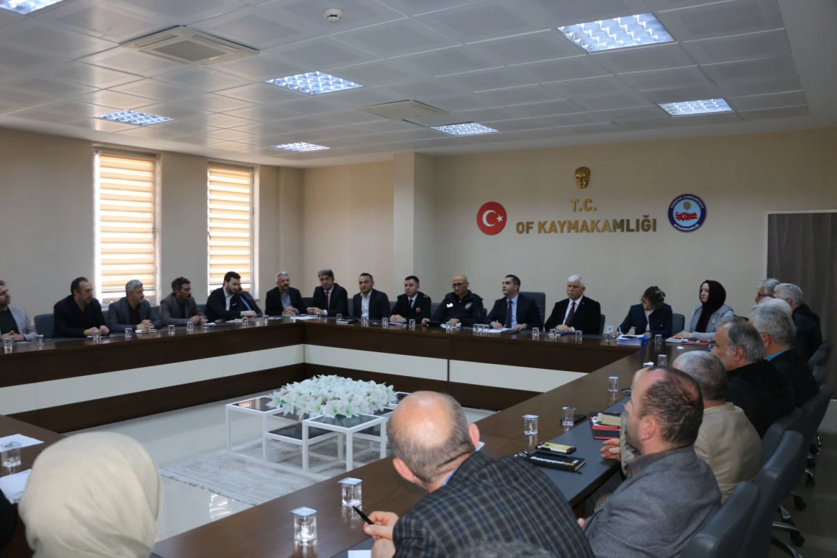 Of Kaymakamı Eşref Ak&ccedil;a G&uuml;venli okul, g&uuml;venli eğitim i&ccedil;in okul M&uuml;d&uuml;rleri ile toplandı