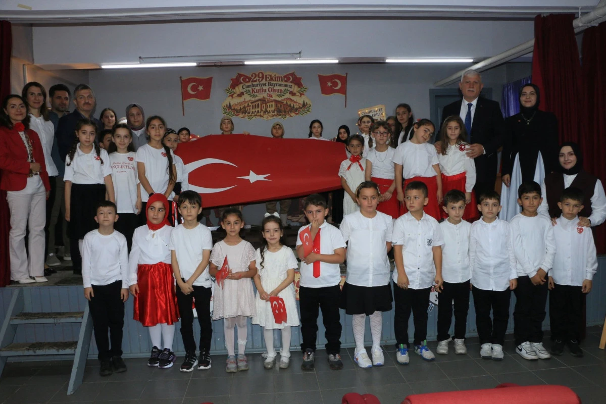 Of Pınaraltı İlk/Ortaokulunda Cumhuriyet Bayramı coşkuyla kutlandı