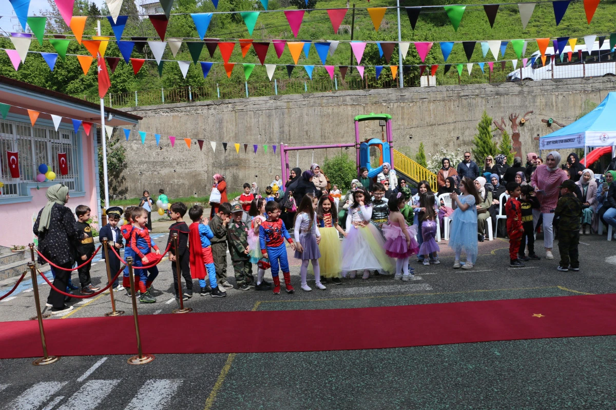 Of Şehit Hüsnü Uyan Anaokulu öğrencilerinden defile