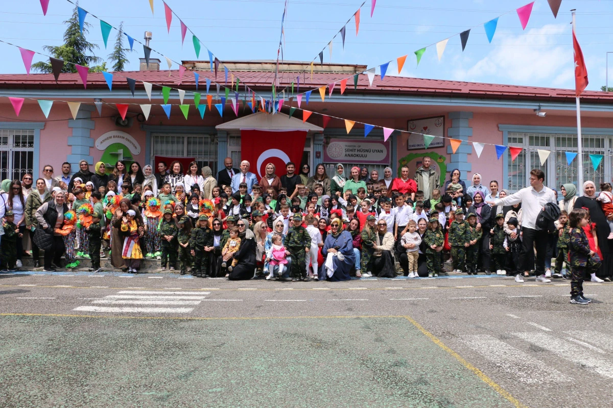 Of Şehit Hüsnü Uyan Anaokulu'nda yılsonu gösterisi düzenlendi