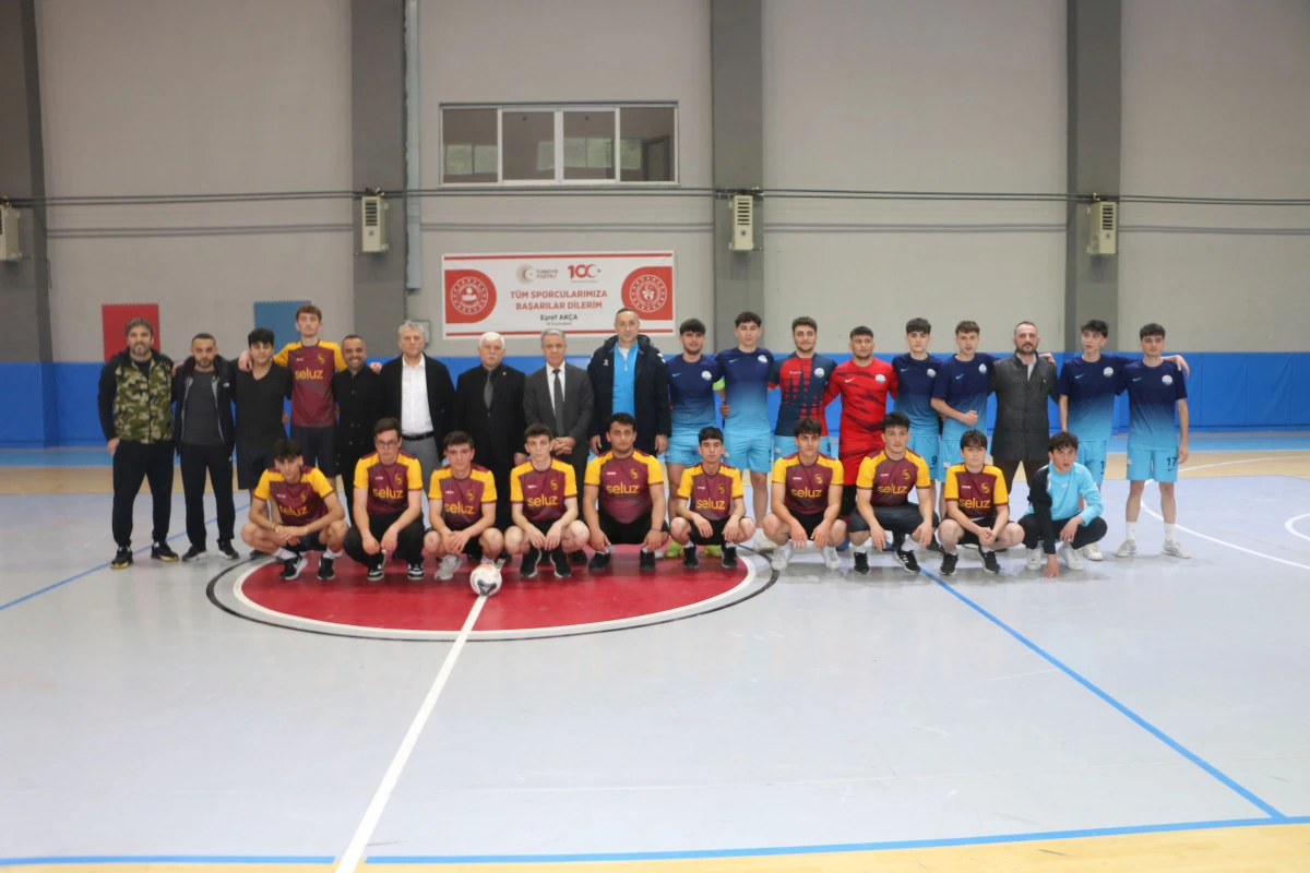 Of Şehit Necmi &Ccedil;akır Anadolu Lisesi Futsal şampiyonu