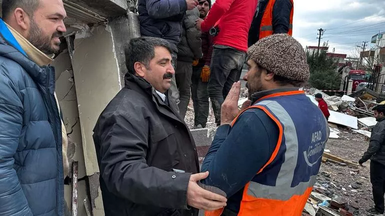 Oflular Adıyaman'da Elif ile Kadir'i enkaz altından çıkardı