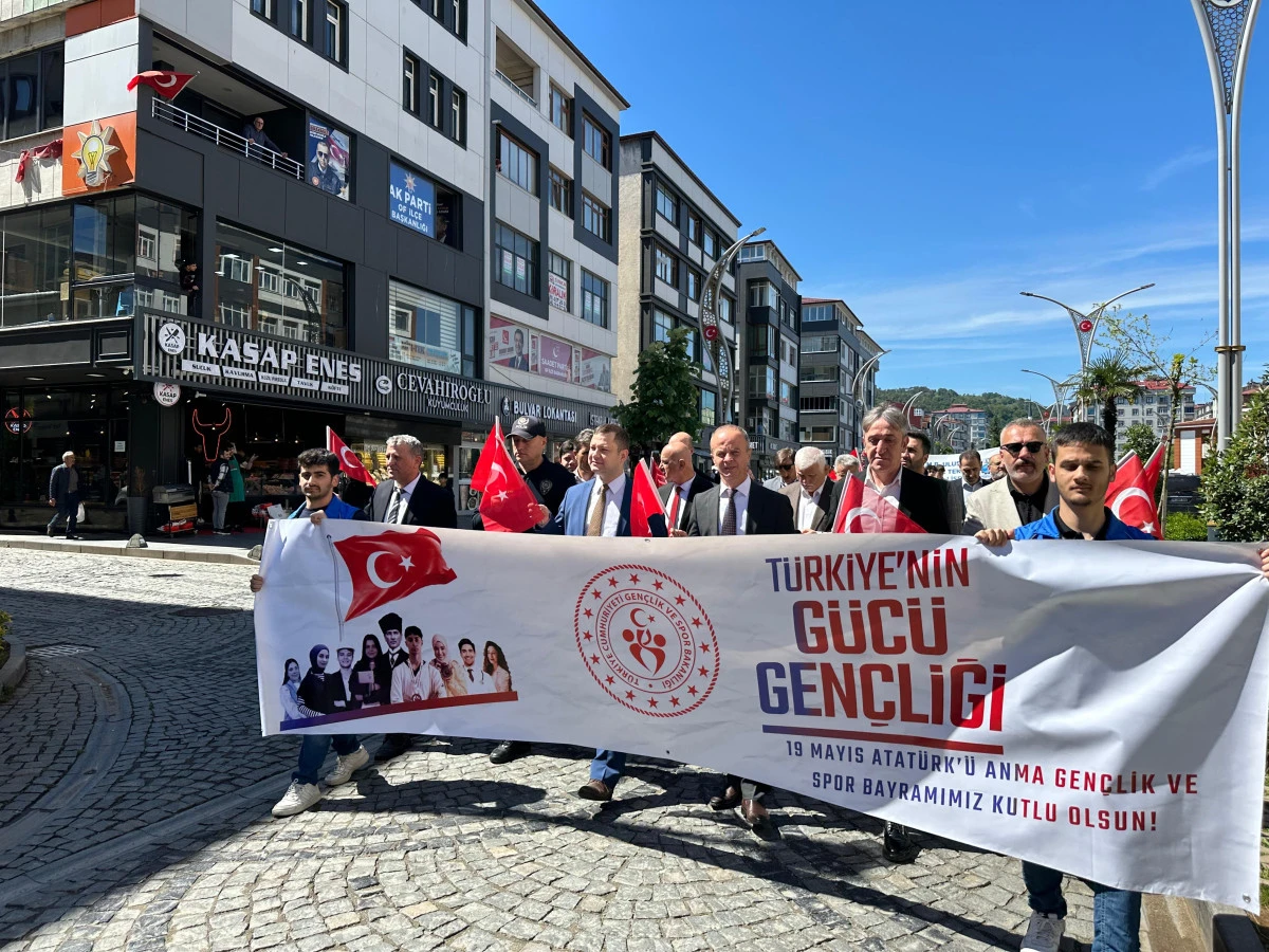 Of'ta 19 Mayıs coşkusu: Gençlik yürüyüşü düzenlendi