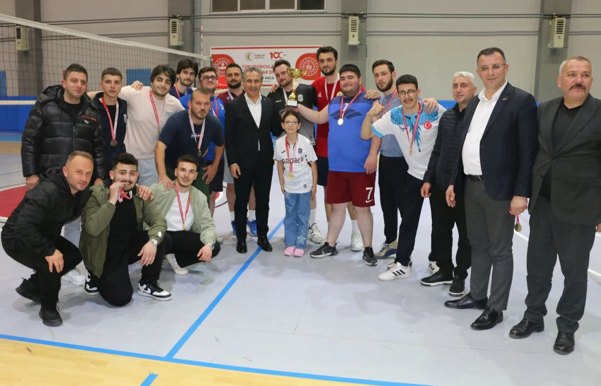 Of'ta Bahar Voleybol Turnuvasının şampiyonu İvyanspor