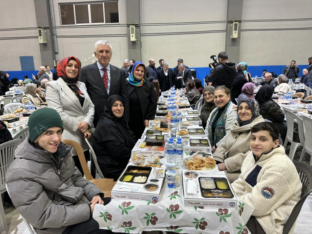 Of'ta Birlik Sofrası Kuruldu: Başkan Sarıalioğlu ve Başkan Gen&ccedil; Oflularla aynı sofrada buluştu