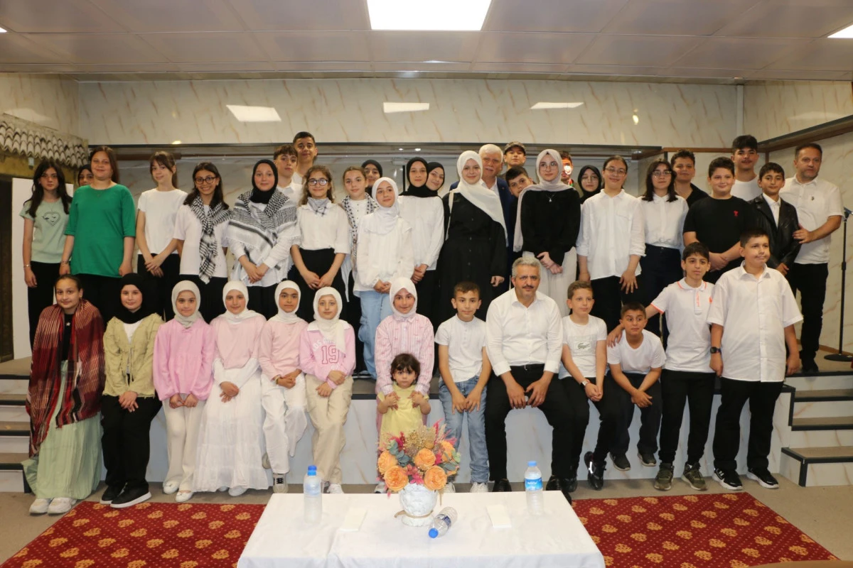 Of'ta &Ccedil;ift Dilli Ş&ouml;len: Ali Yeşilyurt İmam Hatip &Ouml;ğrencileri İngilizce ve Arap&ccedil;a Performanslarıyla B&uuml;y&uuml;ledi!