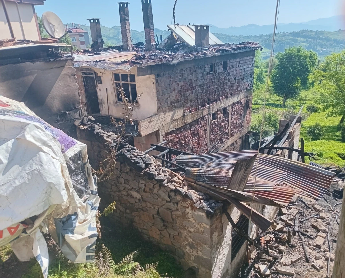 Of'ta çıkan yangında 2 ev kullanılamaz hale geldi