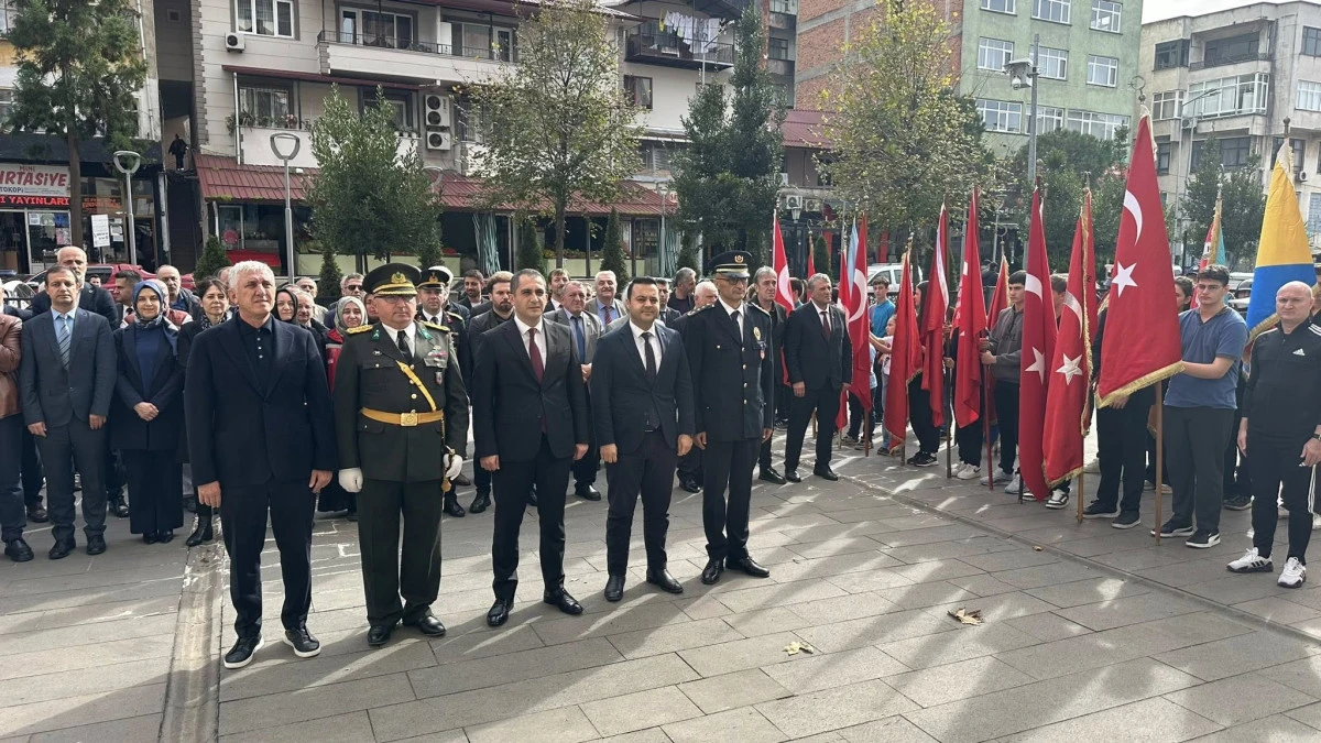 Of'ta Cumhuriyet Bayramı Kutlamaları, Atatürk Anıtı'na Çelenk Sunumu ile Başladı