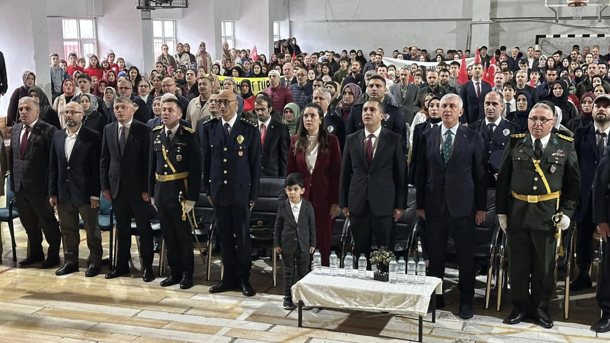 Of'ta Cumhuriyet'in 102. Yıl Coşkusu Kapalı Spor Salonunu Doldurdu