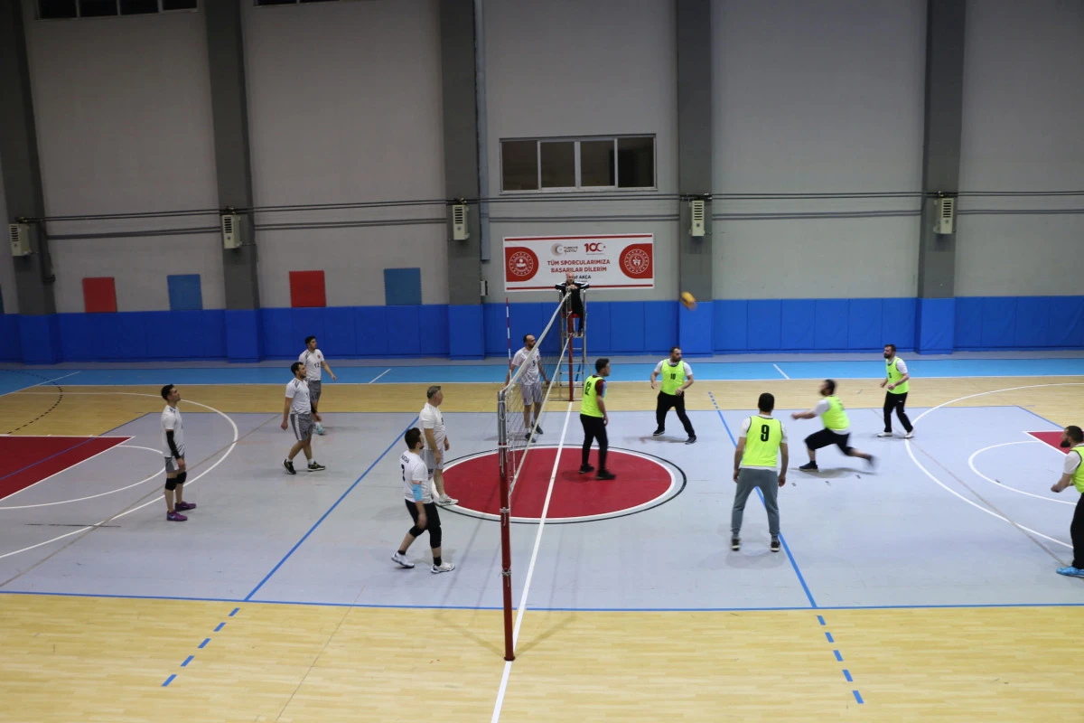 Of'ta d&uuml;zenlenen Bahar Voleybol Turnuvası'nda Grup ma&ccedil;ları tamamlandı