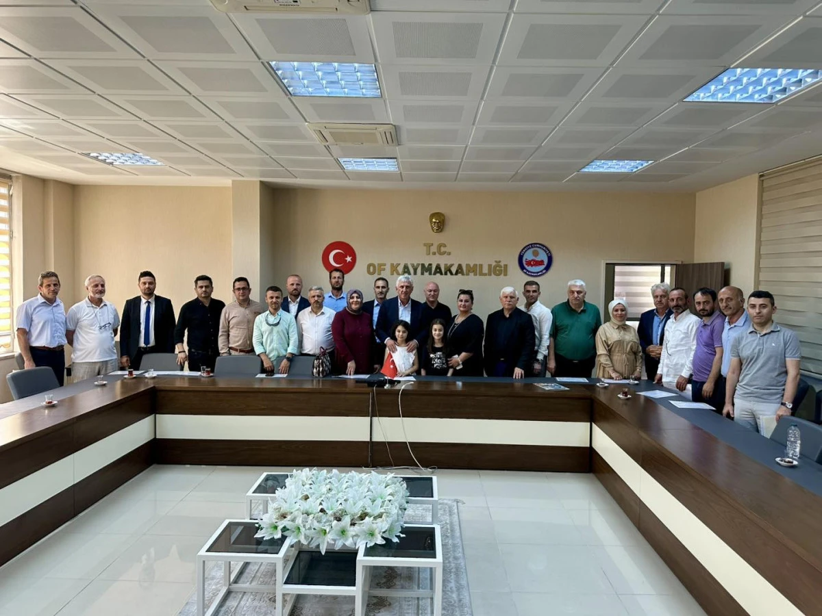 Of'ta Eğitimcilere Moral Veren Tören: 23 Eğitimciye Başarı Belgesi