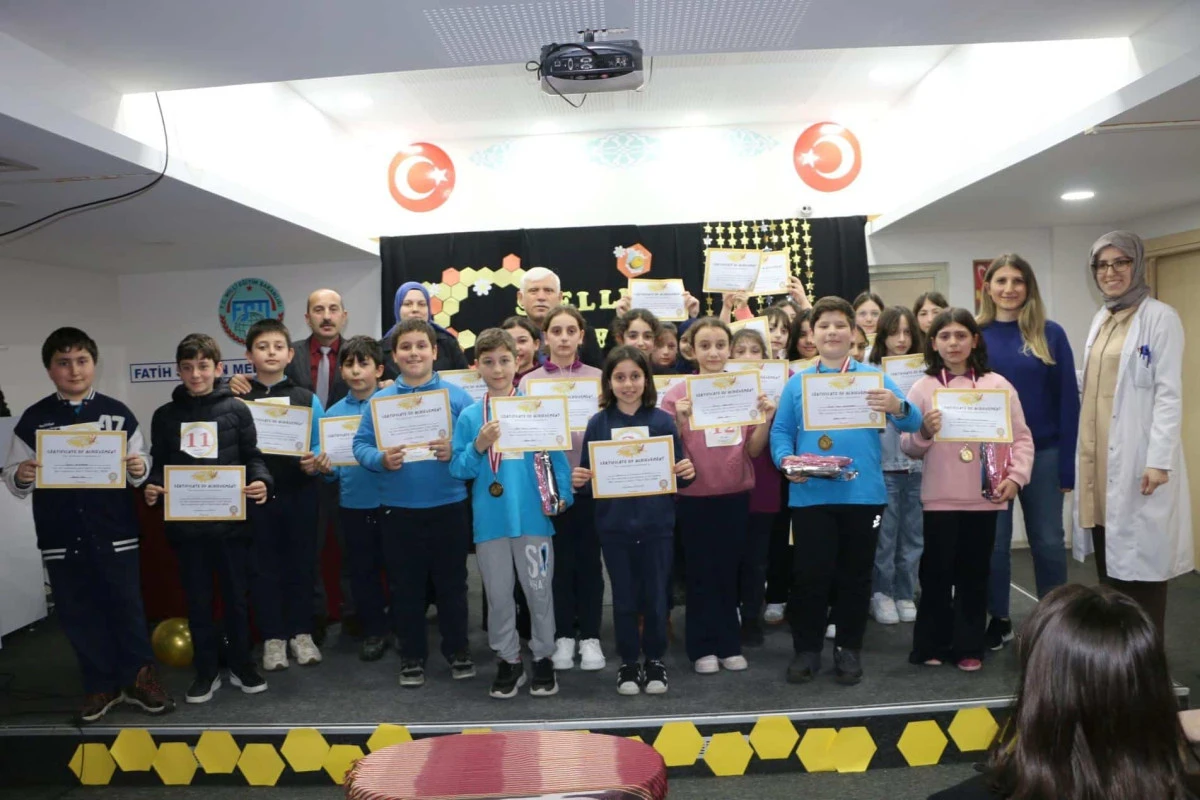 Of'ta Fatih Sultan Mehmet Ortaokulunda İngilizce bilgi yarışması d&uuml;zenlendi