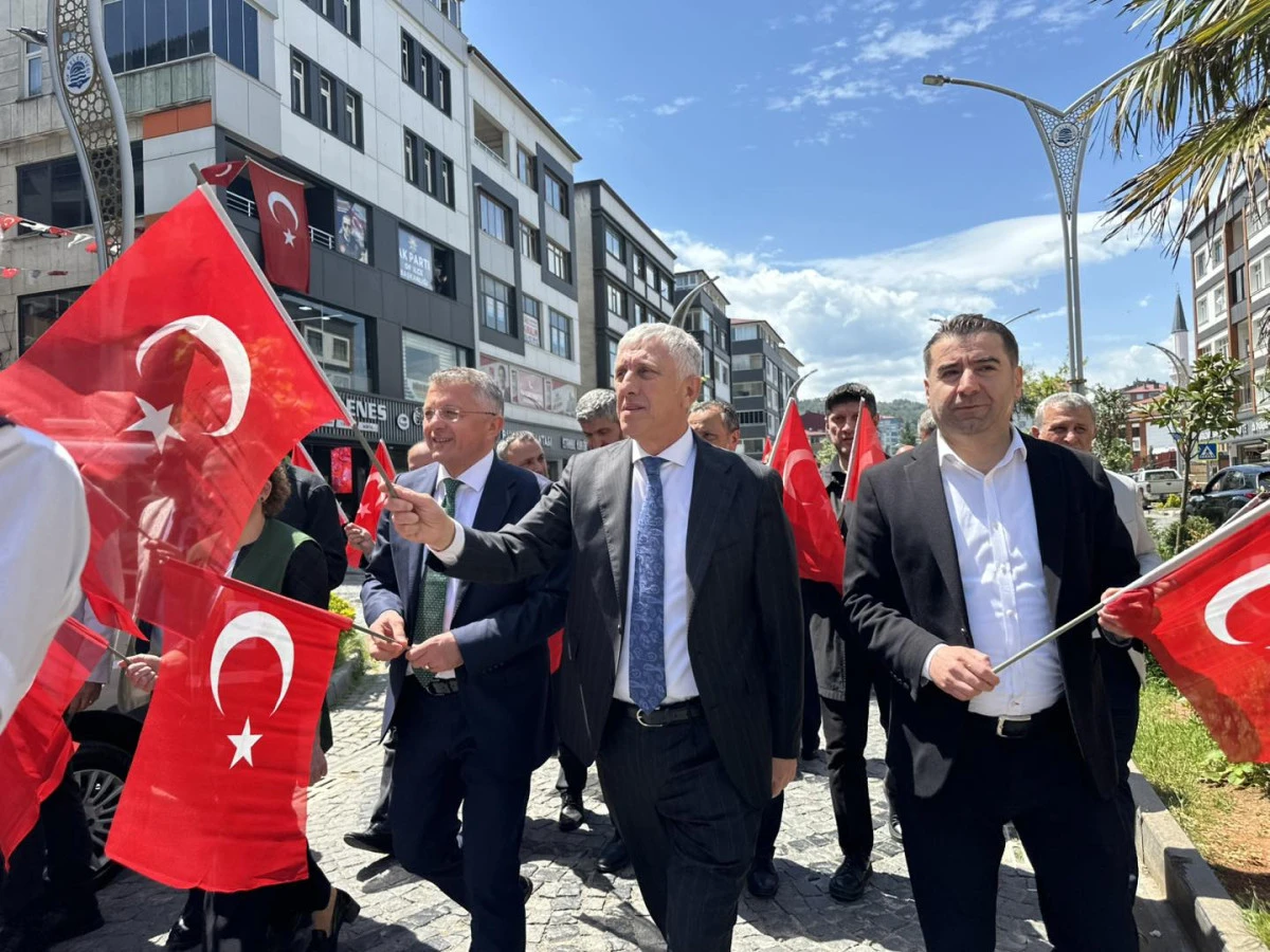 Of'ta Gen&ccedil;lik Y&uuml;r&uuml;y&uuml;ş&uuml; Coşkusu: Gen&ccedil;ler 19 Mayıs Ruhunu Sokaklara Taşıdı