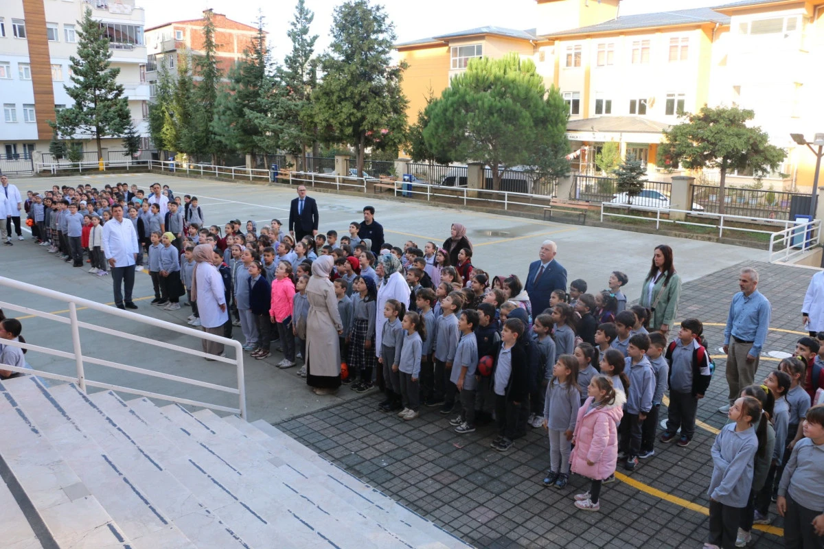 Of'ta İsmail Yıldırım İlkokulunda bayrak t&ouml;reni d&uuml;zenlendi