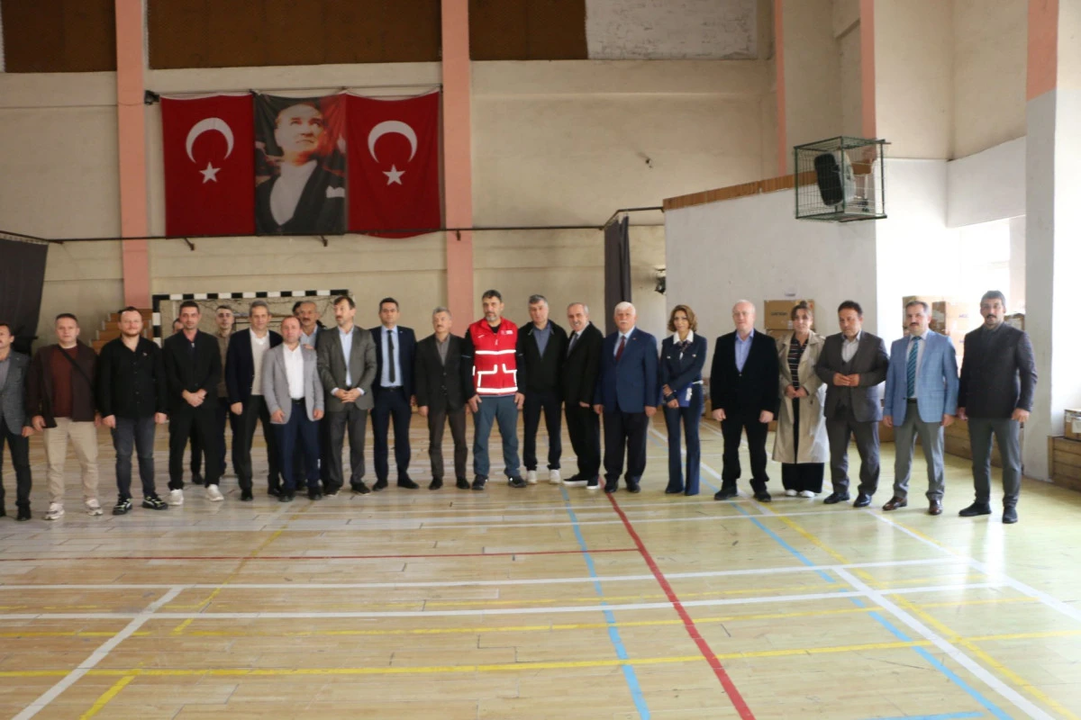 Of'ta Kızılaydan &ouml;ğrencilere giyim yardımı
